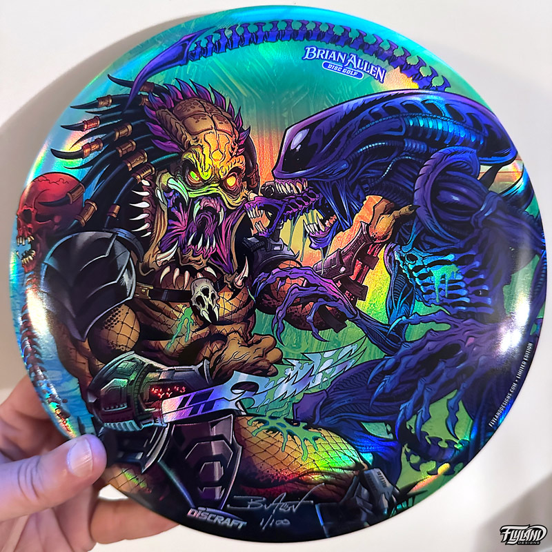 Illustration of Alien and Predator fighting each other on a disc golf disc
